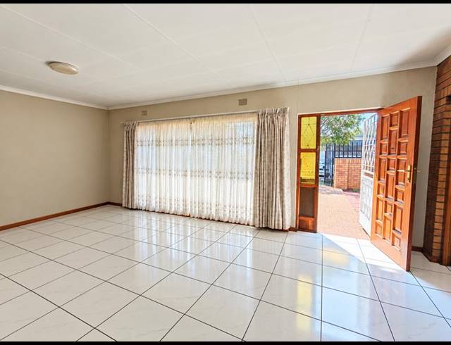 2 BEDROOM TOWNHOUSE FOR SALE IN STRUBENVALE